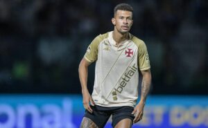 joão victor é expulso em botafogo x vasco e torcida não acredita na ação do zagueiro