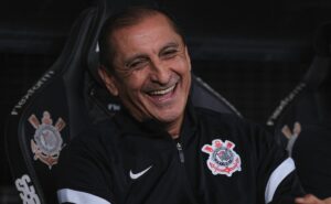 luís castro e renato gaúcho são monitorados pelo corinthians, mas ramón díaz ganha força para ficar