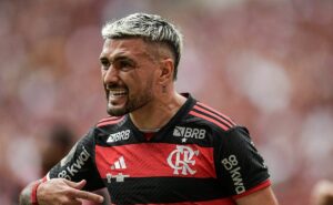 arrascaeta revela bastidores do flamengo e expõe brincadeira com filipe luís: “calma, senão você vai morrer”