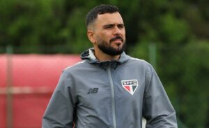 torcida do são paulo se revolta com eliminação no paulistão e pede a cabeça de viana