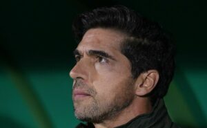abel ferreira decide dispensar zagueiro e palmeiras vai negociar com o futebol do exterior