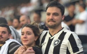 felipe neto se emociona e desabafa na comemoração do título do botafogo na libertadores: "apenas vivi"