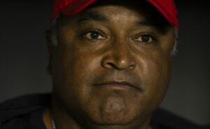 roger machado recebe elogios dos colorados após vasco x internacional: "se tivesse mais 5 rodadas..."