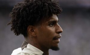 flamengo faz jogo duro e ameaça tirar hugo souza do corinthians; lommel sk, da bélgica, tem interesse