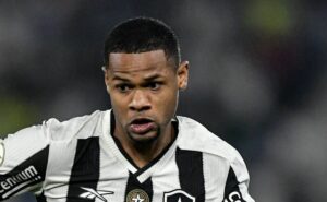 júnior santos volta aos campos fazendo golaço e é ovacionado em botafogo x vasco: "Ídolo"