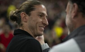 meio campista quer jogar no flamengo de filipe luís e abandona interesse do porto por