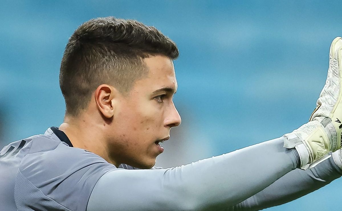 brenno fecha acordo com time brasileiro por três anos e está de saída do grêmio