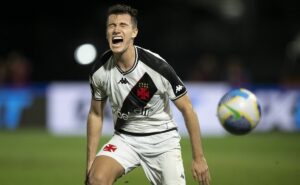 lucas piton é poupado por roger flores em derrota do vasco: "fez seu papel"