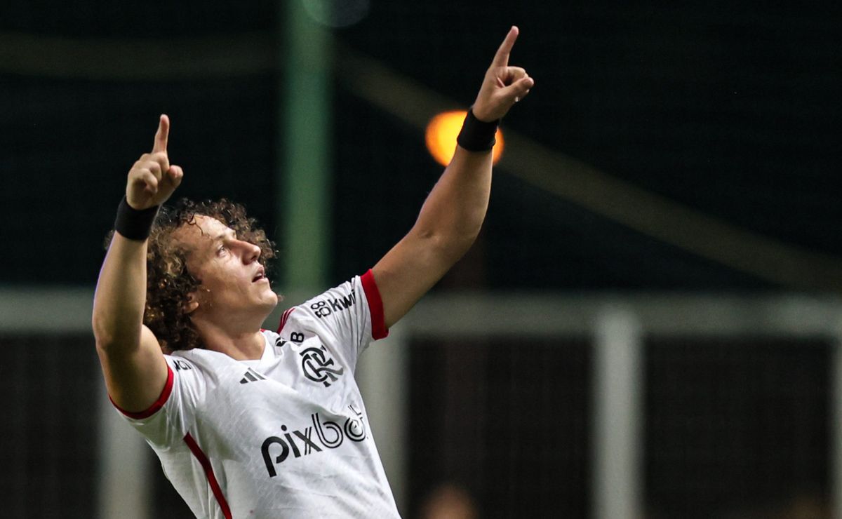 com gol de falta de david luiz, flamengo vence cruzeiro e segue no g 4