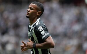 alisson é disputado por sevilla esp e roma ita; atlético prepara negociação de r$ 368 milhões