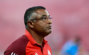 escalação do internacional: roger escolhe titular ao lado de vitão e barra titular que quase foi expulso