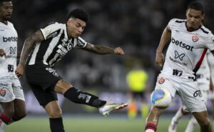 botafogo empata com vitória, e palmeiras assume liderança do brasileirão betano 2024