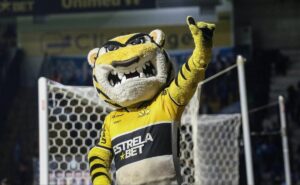 mascote do criciúma provoca jogadores do corinthians e lance estará na súmula de daronco