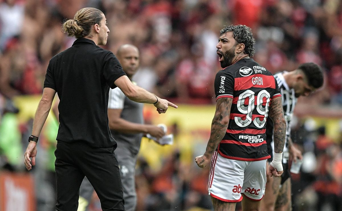 filipe luís toma atitude mesmo à distância e faz exigências para titulares do flamengo