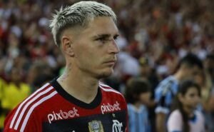 varela tem definição no flamengo após danilo ser cotado e wesley podendo ser vendido 