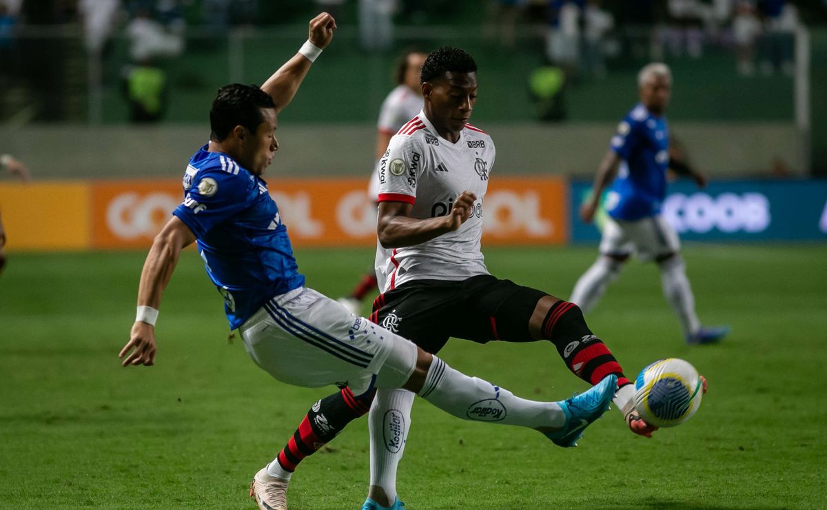 flamengo bate cruzeiro, com um a menos, e segue vivo no brasileirão betano