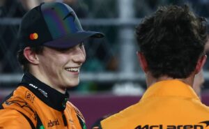 piastri vence sprint no catar após norris abrir passagem na chegada