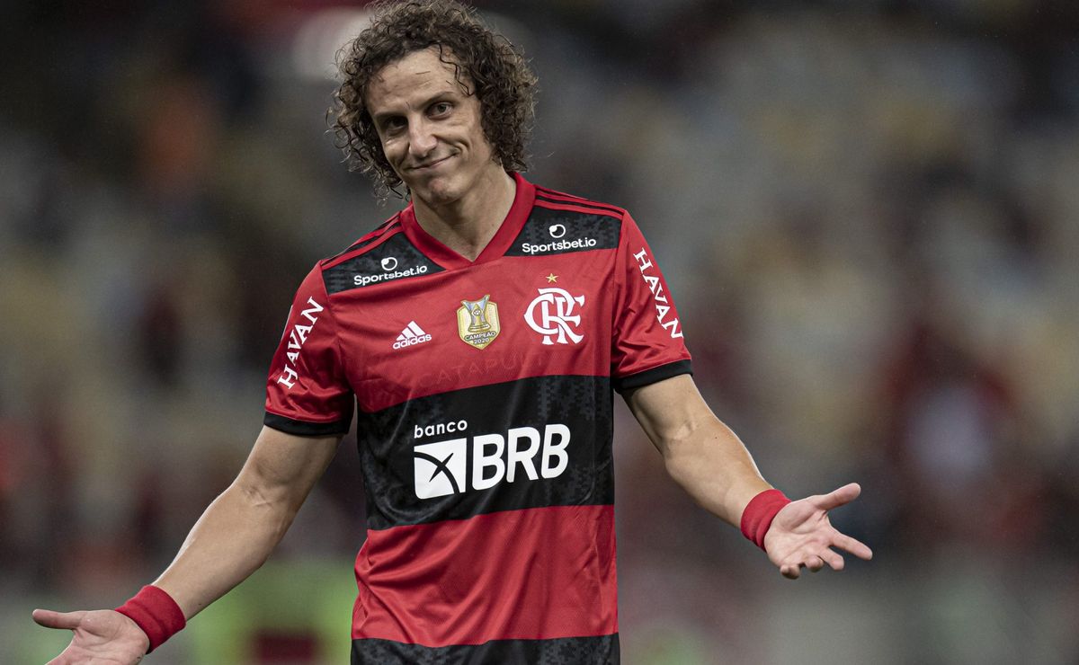 dublador flagra david luiz, do flamengo, desconcentrando time do cruzeiro antes do gol de falta