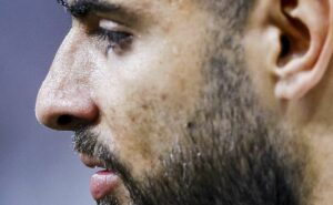 yuri alberto é flagrado pelas câmeras antes de ser substituído pelo corinthians