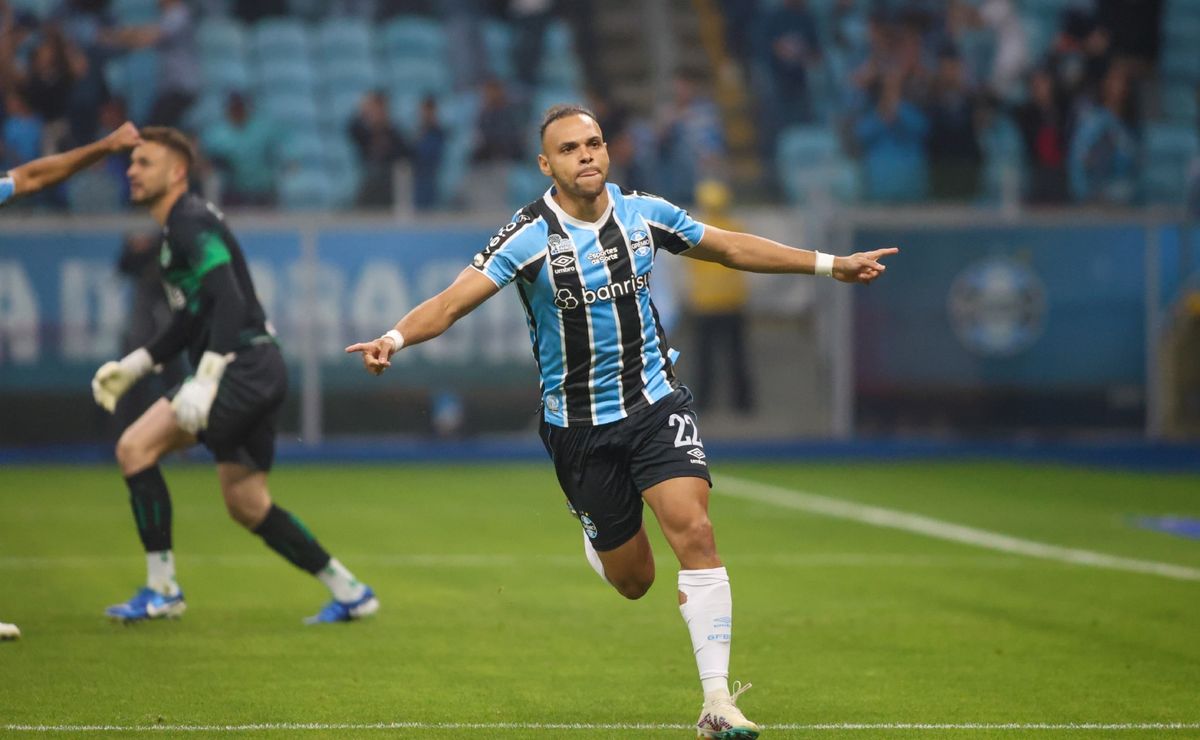 braithwaite salva o grêmio de de derrota e torcida fica na bronca com estratégia de renato: "contra o rebaixamento"