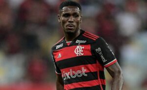 evertton araújo provoca medalhão do flamengo antes de enfrentar o internacional: “dá pra tu não, coroa”