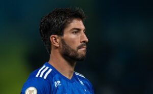 lucas silva e kaiki são pedidos pela torcida do cruzeiro na final da sul americana