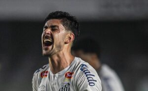 joão basso tem reviravolta no santos após gol e torcida brinca: "nunca critiquei"