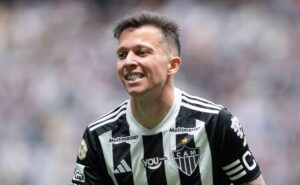 saída de bernard é exigida pela torcida do atlético após mais uma má atuação: "rescinde"