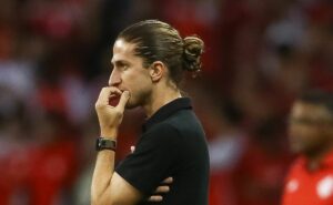 escalação do flamengo: filipe luís barra 3 jogadores e define evertton araújo no meio de campo