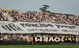 torcida do santos quase cumpre promessa da faixa após vitória no brasileirão série b