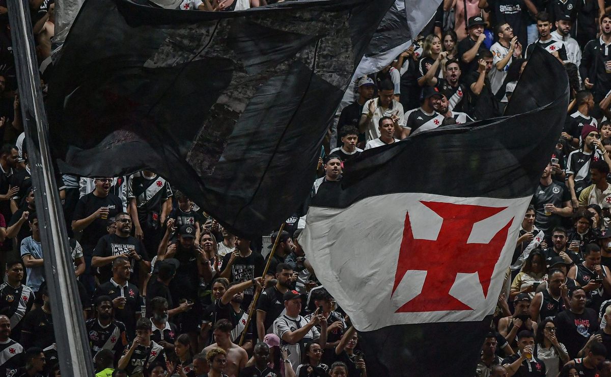 torcida do vasco reclama de possível pênalti em bola na mão de alan patrick: "adivinha"