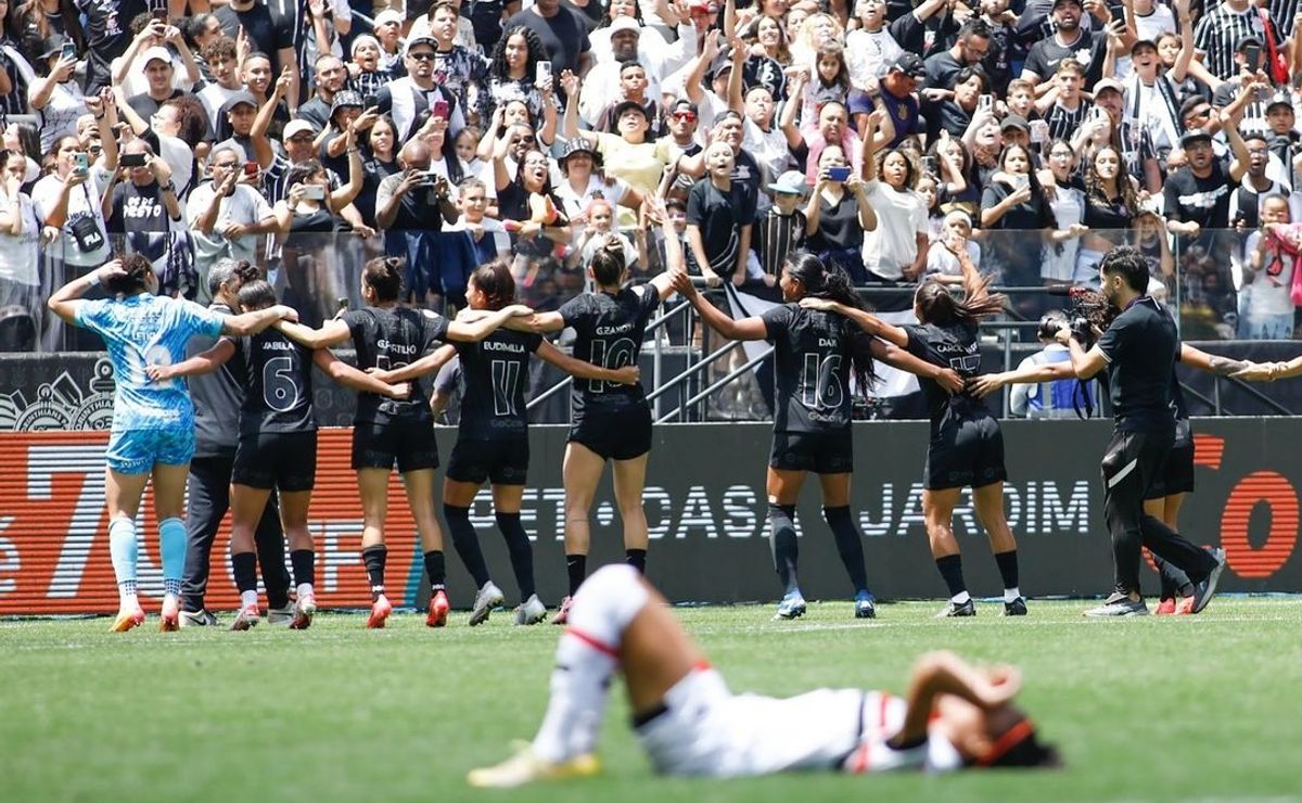 goleira do corinthians tranquiliza fiel após choque com rival do são paulo no paulistão feminino