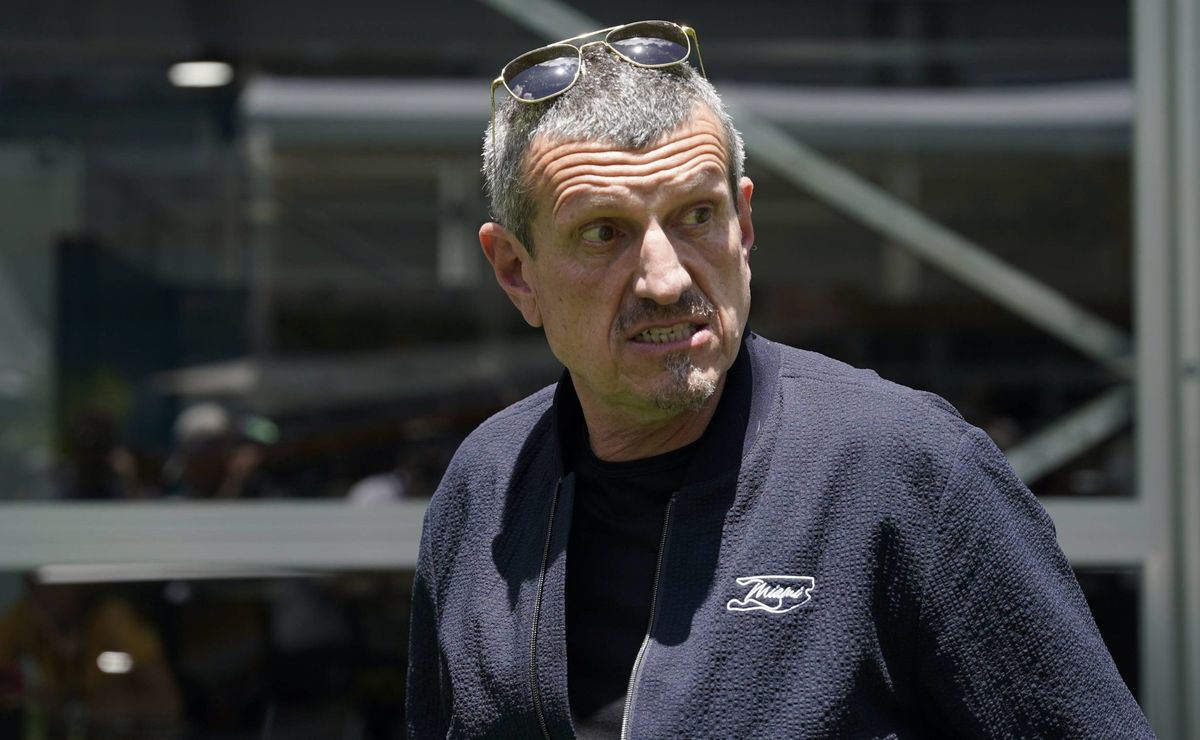 gunther steiner critica postura de hamilton em reta final na mercedes