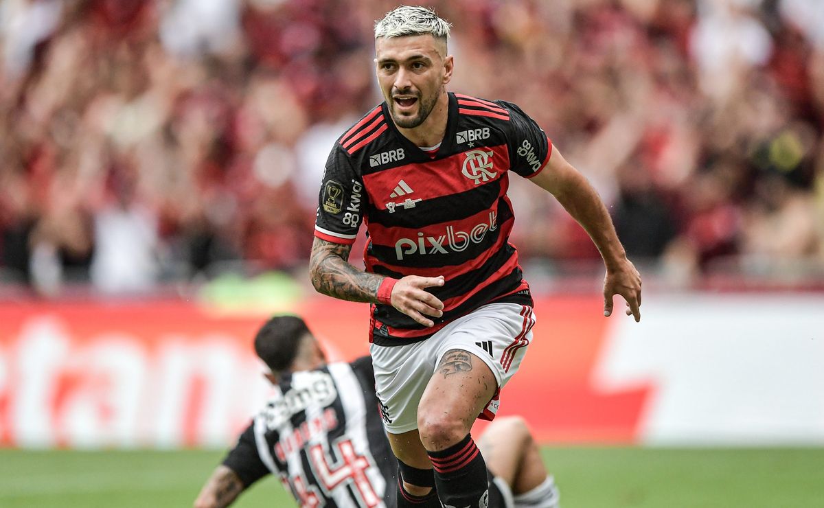 arrascaeta monta seleção ideal da carreira com 6 jogadores do flamengo no time 