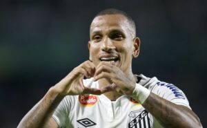 otero tem renovação cravada pela torcida após golaço de falta em coritiba x santos: “gênio”