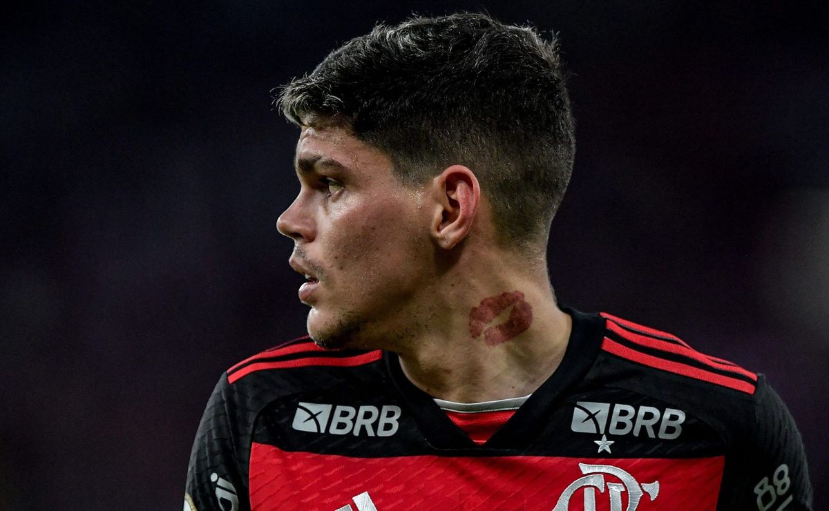 transferência de ayrton lucas do flamengo para o cruzeiro em 2025 é descartada por todas as partes