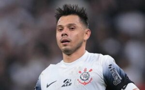 Ángel romero faz exigência para renovar com corinthians e augusto melo é comunicado
