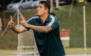 técnico do fluminense desabafa e dispara contra arbitragem após clássico: "vergonha"