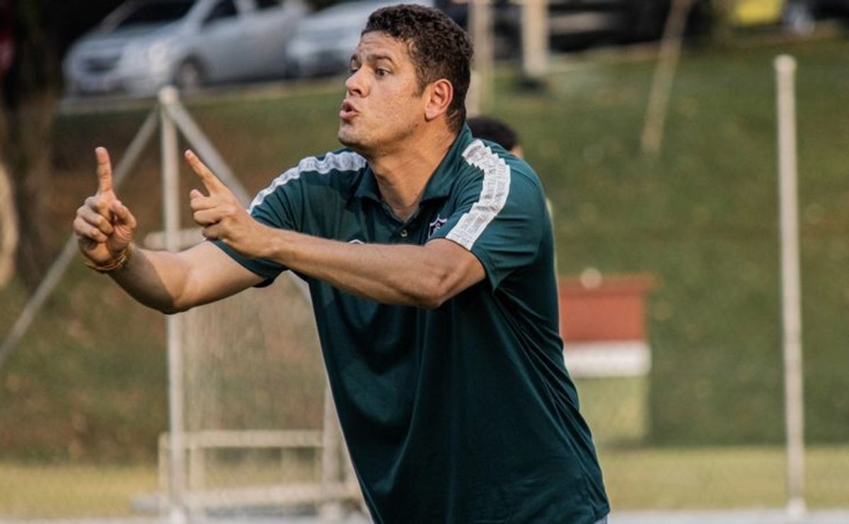 técnico do fluminense desabafa e dispara contra arbitragem após clássico: "vergonha"