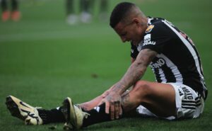 atlético mg x botafogo pelo campeonato brasileiro tem decisão tomada e guilherme arana não vai jogar