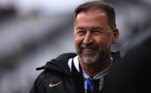 augusto melo decide contratar camisa 9 no corinthians por 'culpa' de yuri alberto e pedro raul