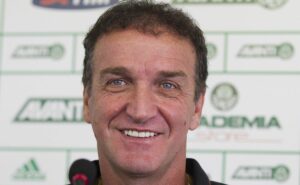 cuca decide assinar com rival do palmeiras s após reavaliar futuro e negócio esquenta nos bastidores