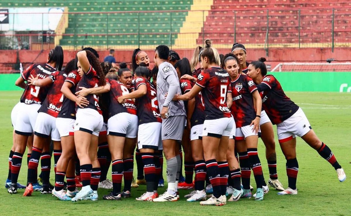 torcida do são paulo lamenta derrota no primeiro jogo da semifinal do paulista feminino