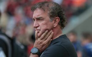 cuca é aprovado em rival do flamengo e pode retornar ao futebol carioca em 2025