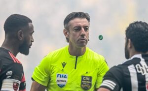 Árbitro raphael claus cita bombas e invasão da torcida em súmula de atlético mg x flamengo