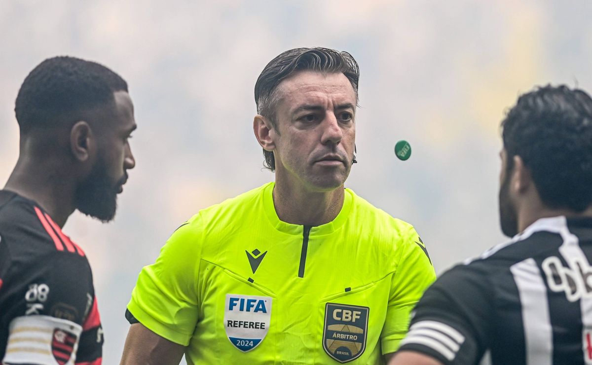 Árbitro raphael claus cita bombas e invasão da torcida em súmula de atlético mg x flamengo