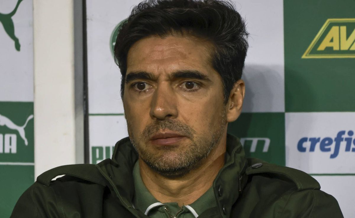 abel ferreira é informado que o meio campista zé rafael deve deixar o palmeiras em 2025