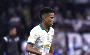 estêvão é poupado pela torcida após derrota do palmeiras contra o corinthians: "Único que funciona"