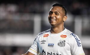 santos não quer reintegrar morelos e atacante pode fechar com o universitário, do peru