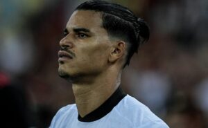 bastidores do botafogo 'pegam fogo' com disputa do santos e +1 por danilo barbosa